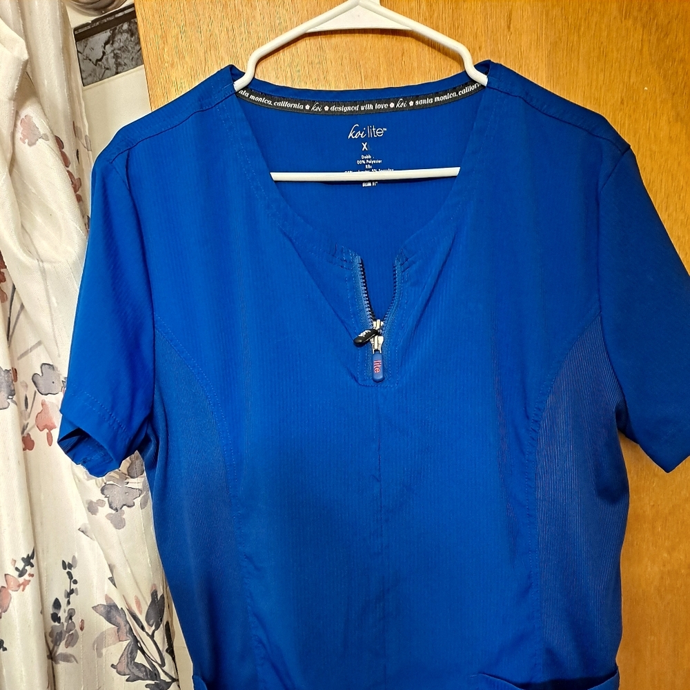 Koi Lite scrub top